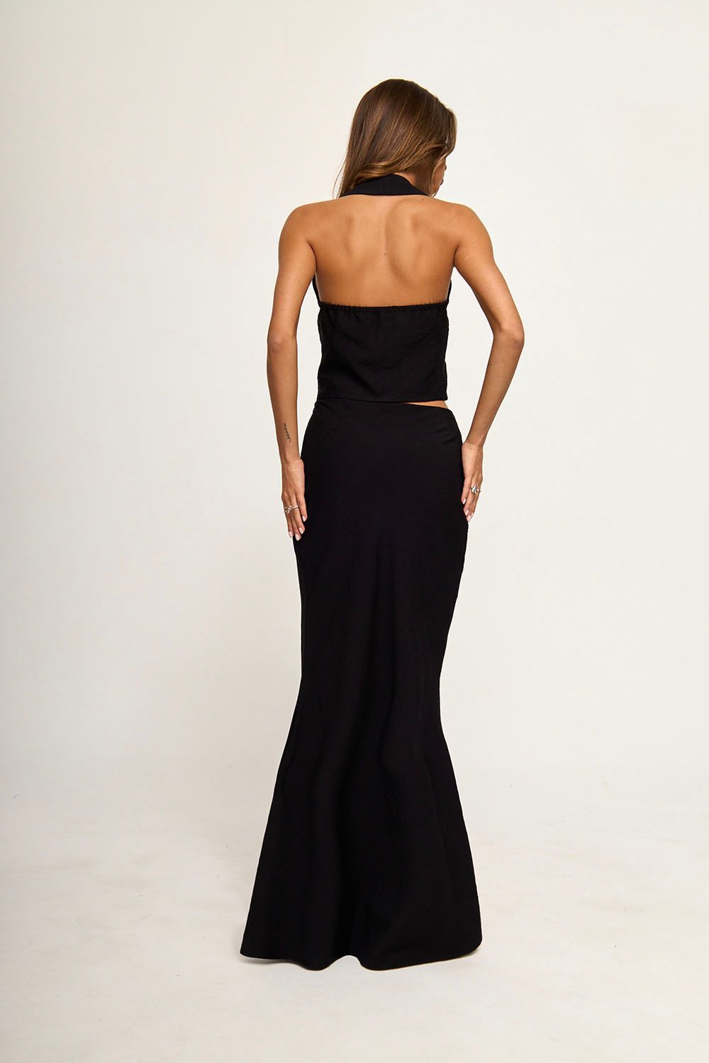 Жилет укороченный из вискозы черного цвета