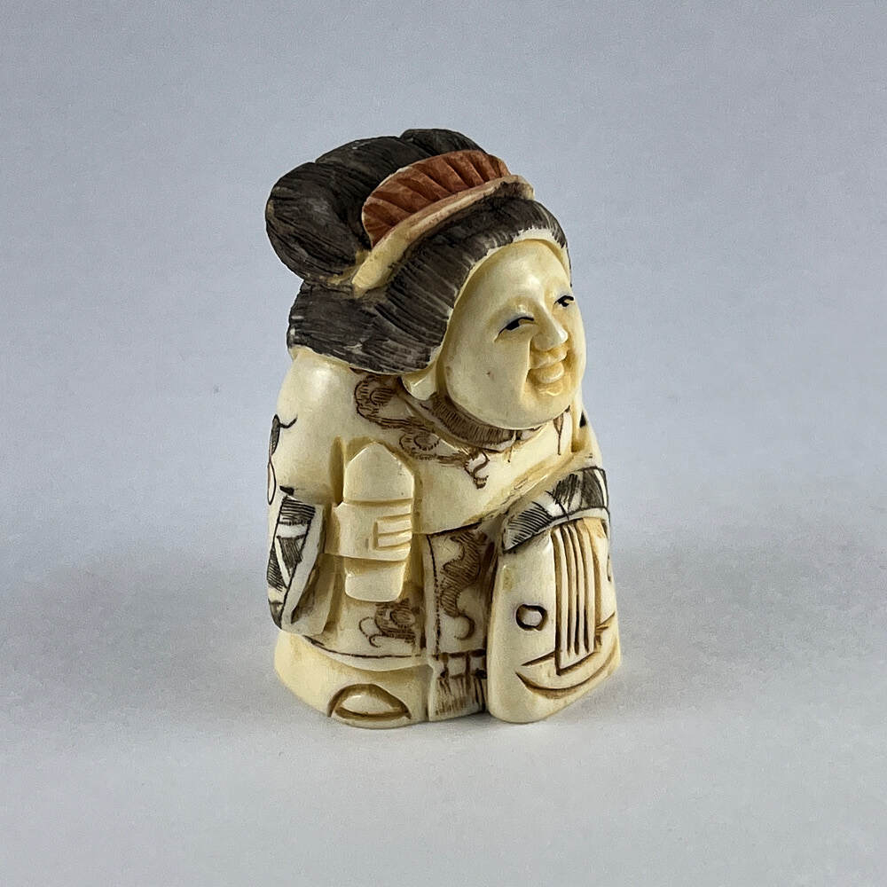 Статуэтка нэцкэ Бэндзайтэн (Бэнтэн) с волшебным музыкальным инструметом