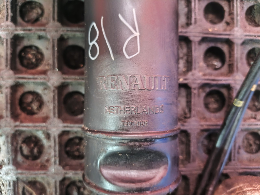 Цилиндр подъёма кабины левый