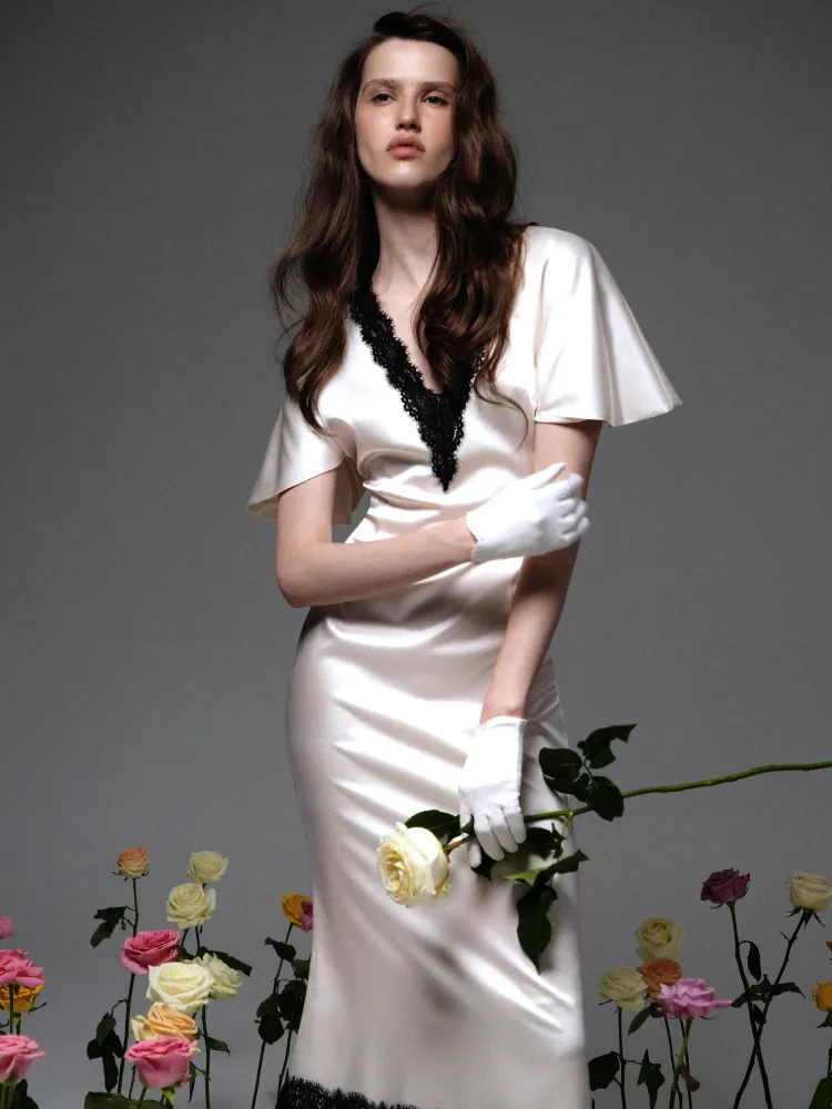 Одэтт миди (Odette midi), платье миди из молочного атласа, с отделкой черным кружевом