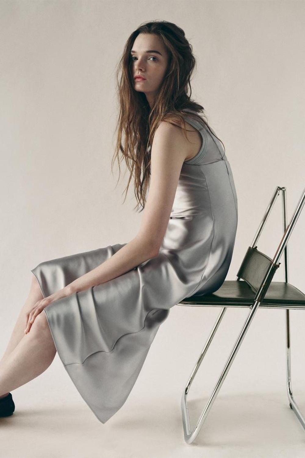 ZARA АТЛАСНОЕ ПЛАТЬЕ С ШЕРСТЯНОЙ ДЕТАЛЬЮ, СЕРОВАТЫЙ