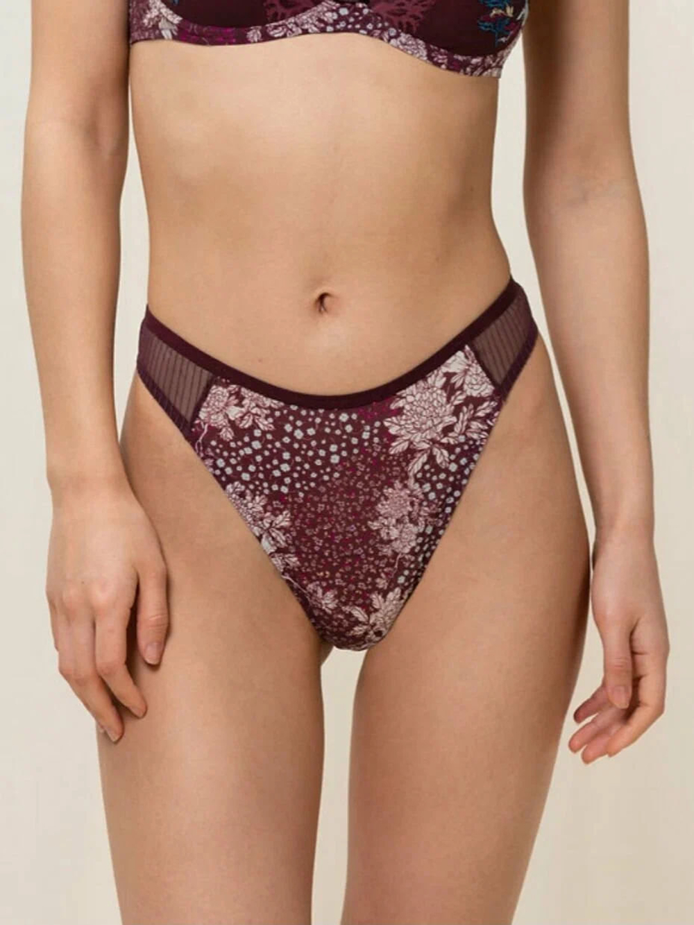 Трусы Triumph Lavish Spotlight High Waist Thong акция