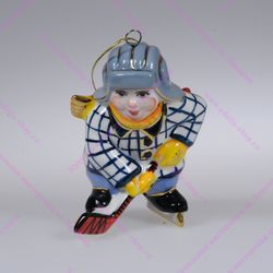 Фарфоровая ёлочная игрушка "Мальчик с клюшкой"