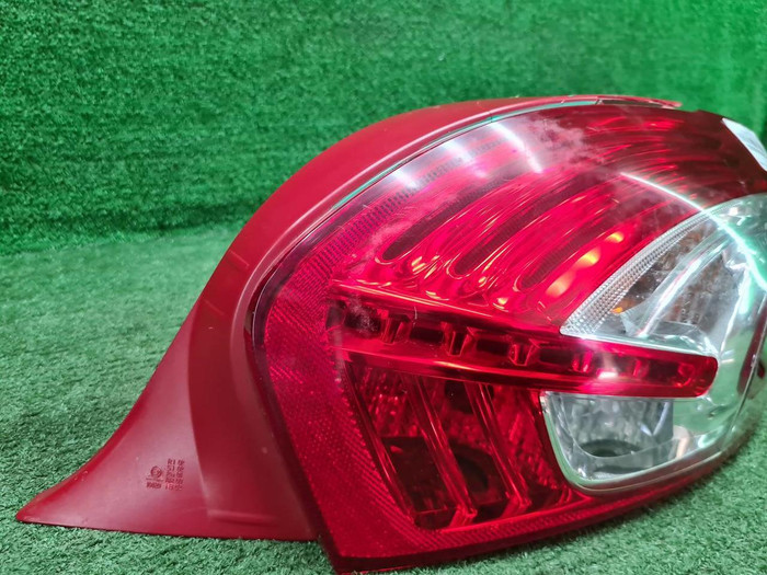 Фонарь правый Peugeot 208 1 (2012-2015)