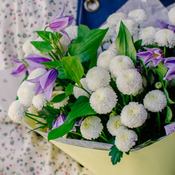 2. Объемный стойкий букет с клематисом и хризантемами