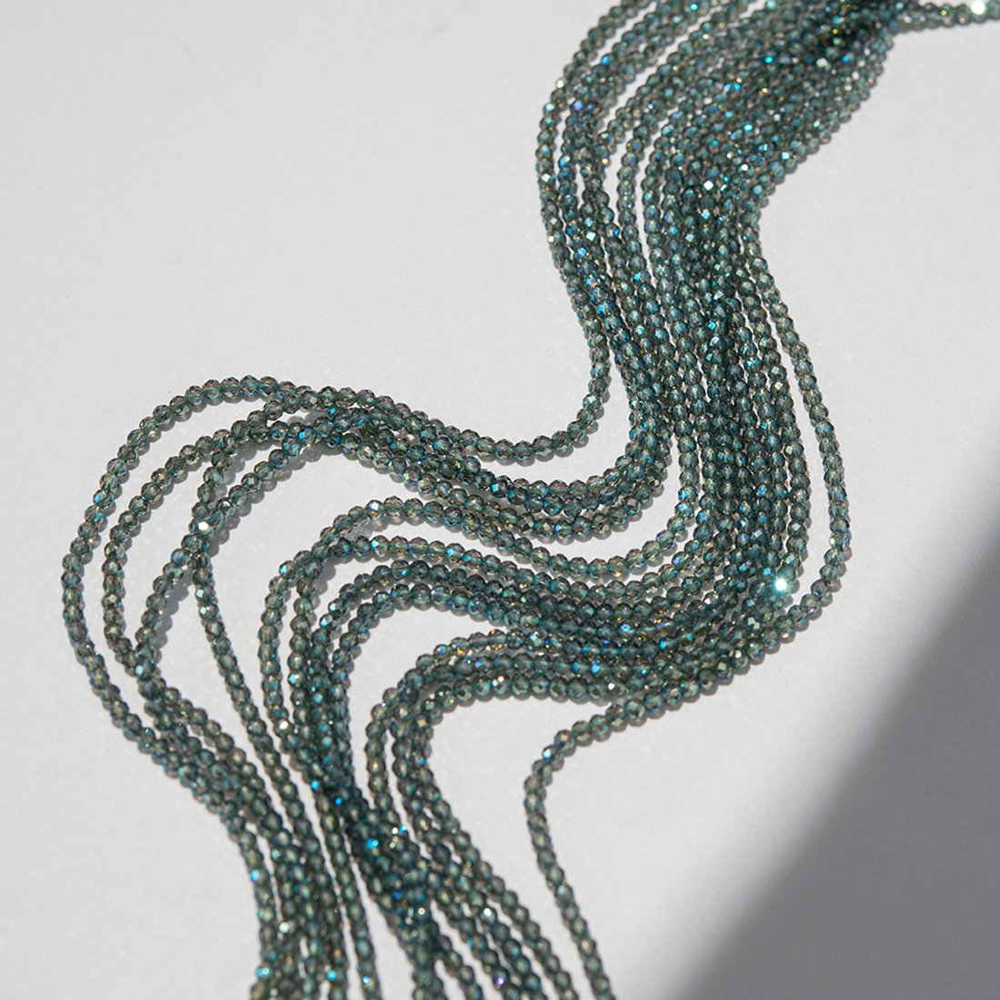 Изумрудная шпинель синтетическая с эффектом иризации, 2мм, шар, микроогранка