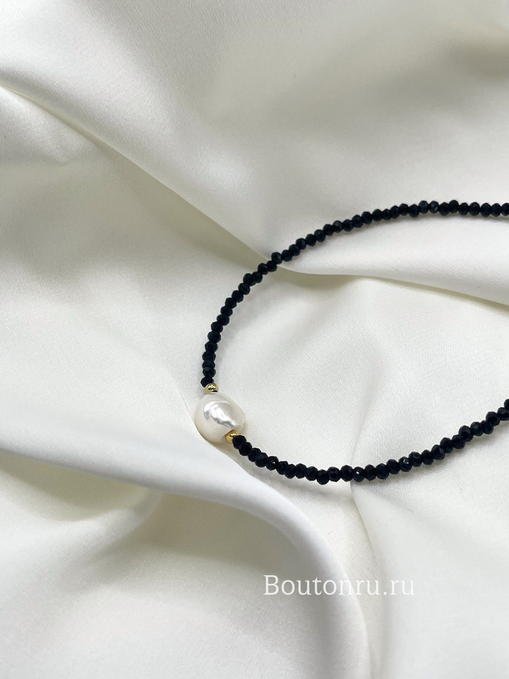 Колье из черных стеклянных бусин биконусов с жемчугом