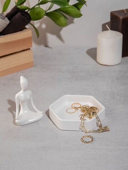Статуэтка Йогиня на подставке шестиугольник
