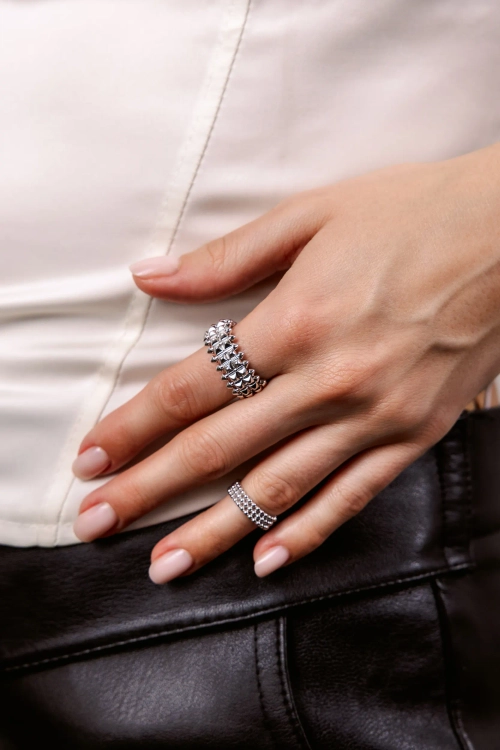 Массивное кольцо с шипами