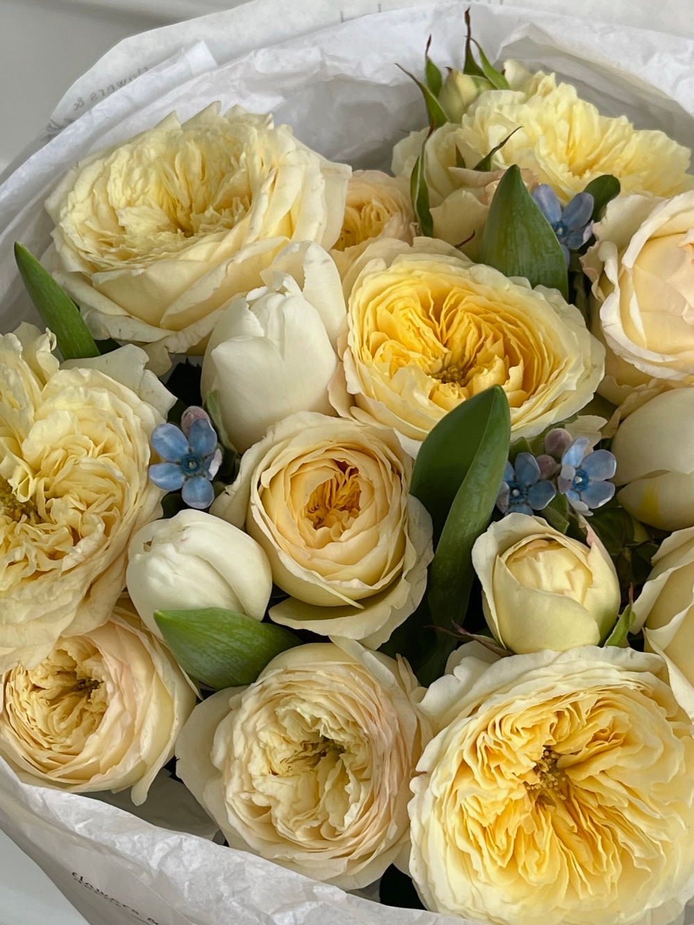 Букет сборный со светло-желтой кустовой пионовидной розой и тюльпанами