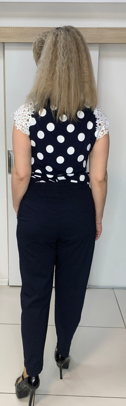 Темно-синие брюки в мелкий светлый горошек