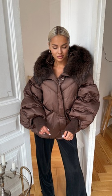 Пуховик оверсайз с натуральным мехом енота