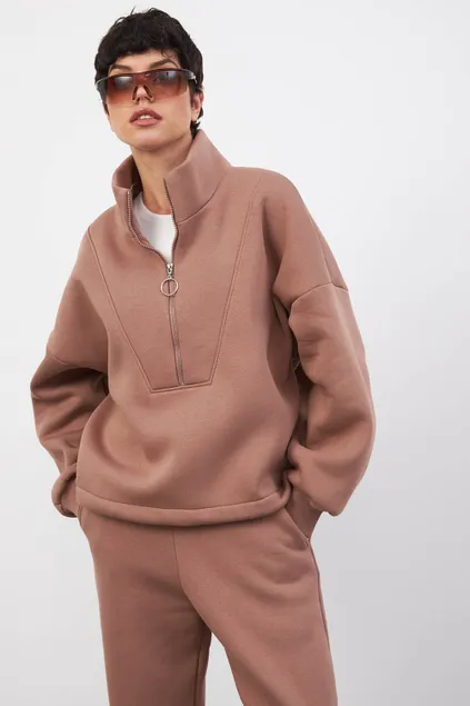 Утепленная олимпийка на молнии цвета молочный шоколад
