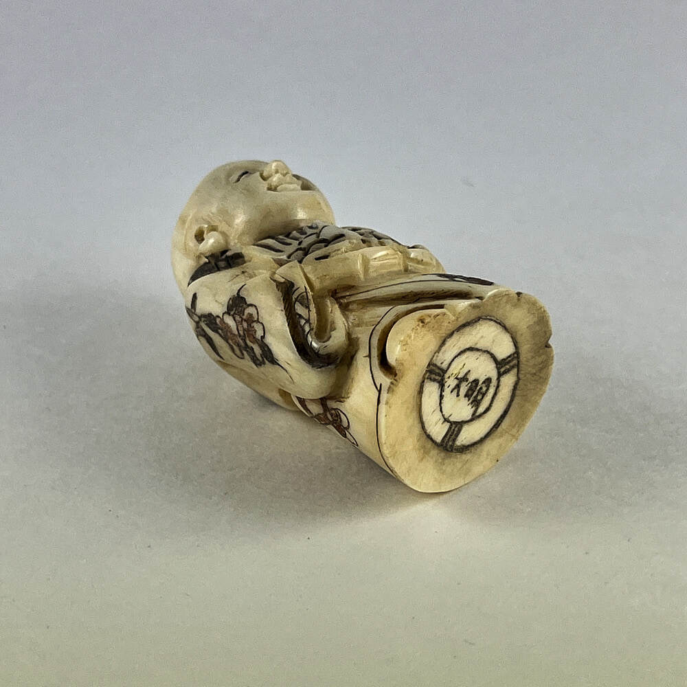 Статуэтка нэцкэ Мальчик Карако с священных карпом