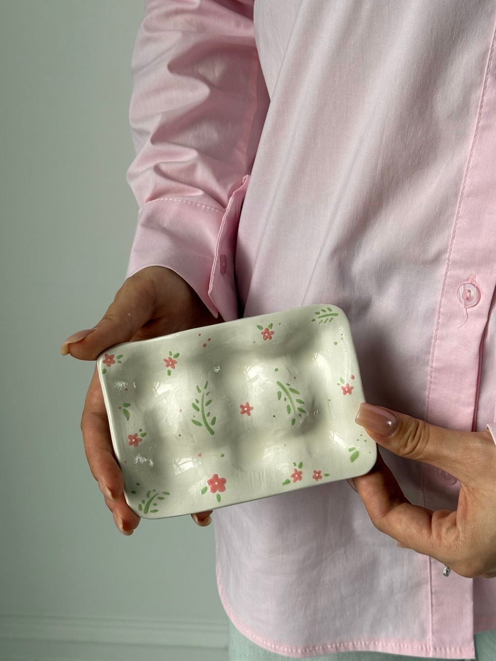 Подставка под яйца из гипса- ручная работа- узор цветы