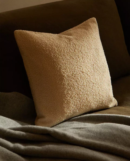 ZARA HOME ЧЕХОЛ НА ПОДУШКУ ИЗ ТКАНИ БУКЛЕ, ПЕСОЧНЫЙ