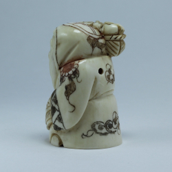 Нэцкэ Фукурокудзю с корзиной рыбы на плече