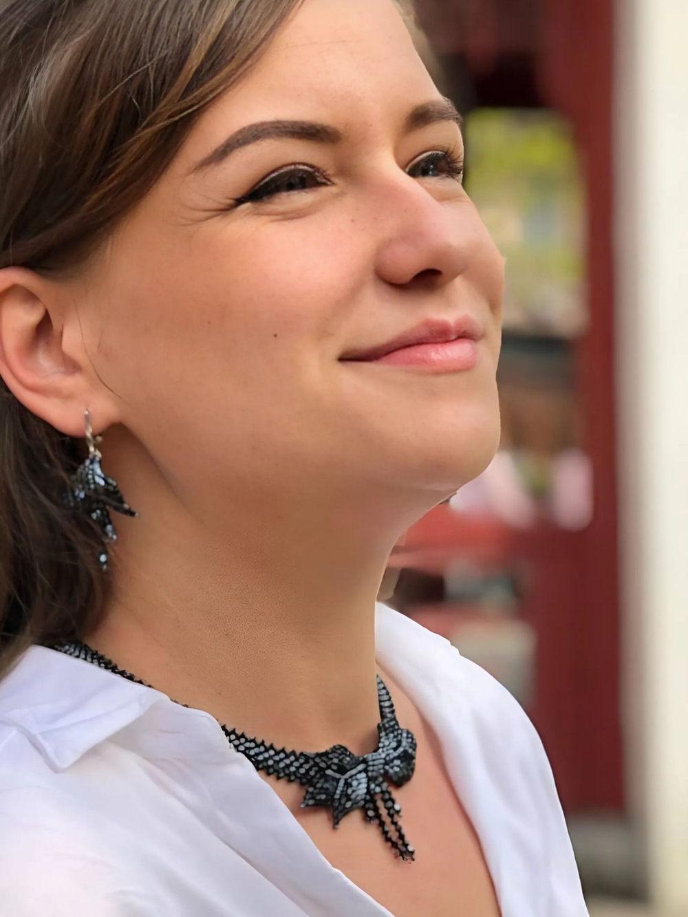 Колье "Бантик" ручной работы из бисера и кристаллов Swarovski