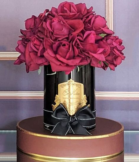 Большой букет красных роз в черной вазе, Cote Noire