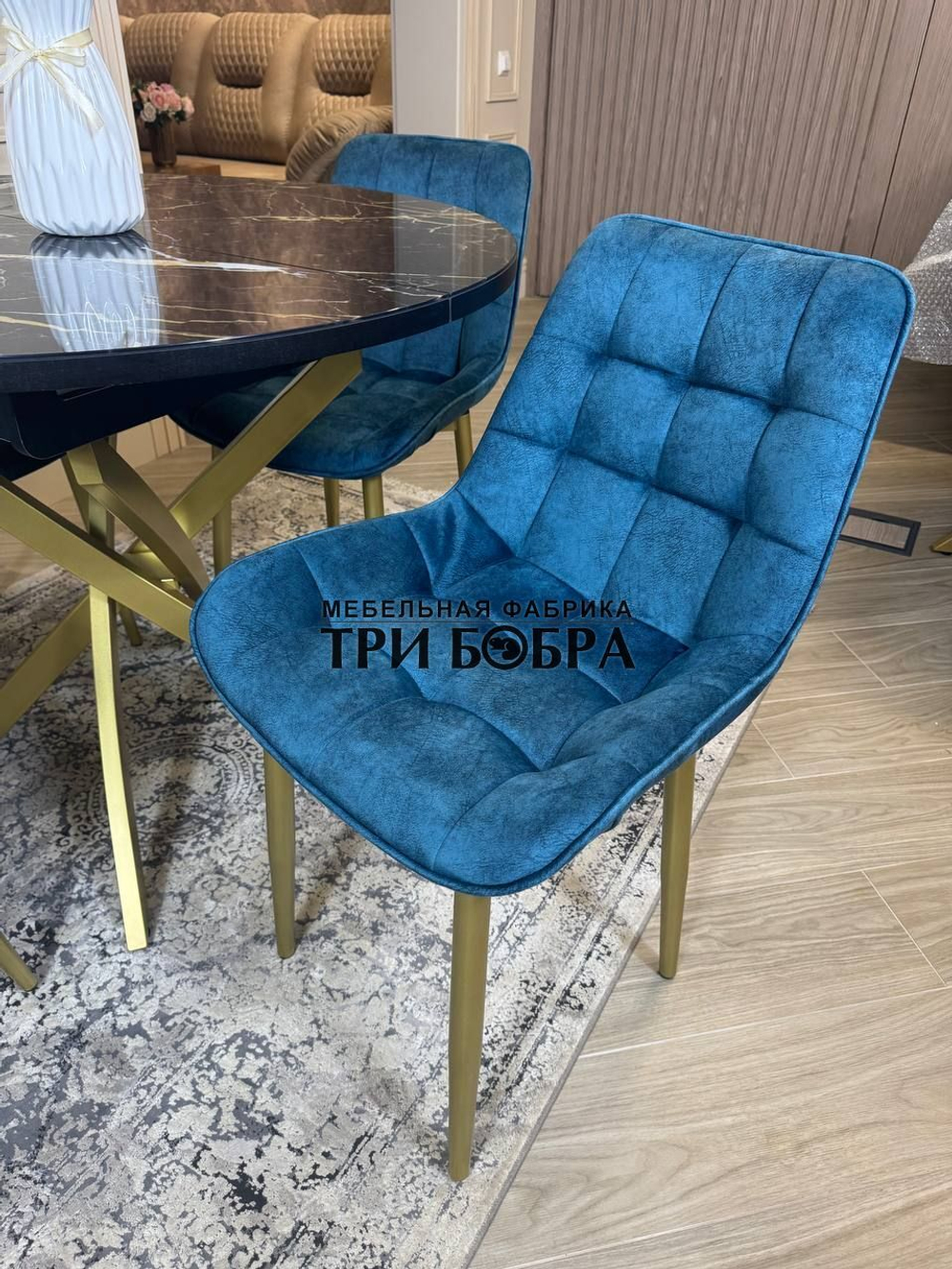 Круглый раздвижной стол "Черный мрамор", и стулья "Бостон" синий