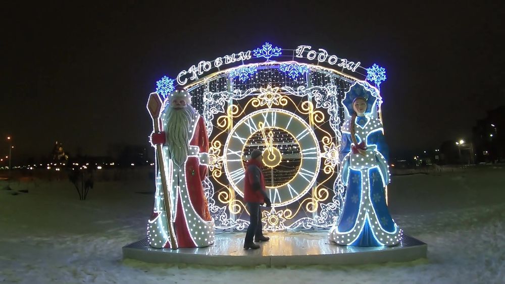 большие Дед Мороз и Снегурочка со световым панно и часами