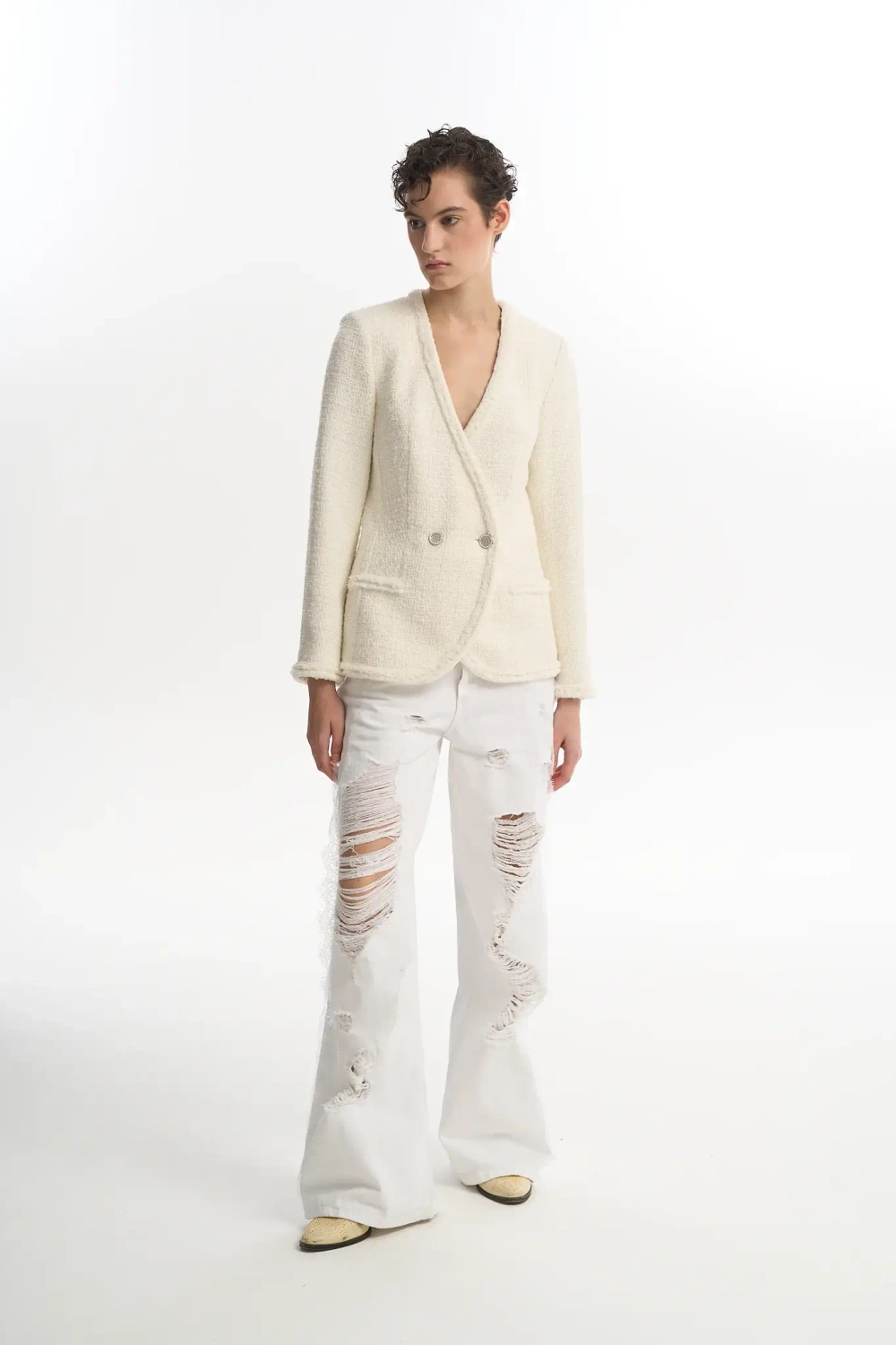 Приталенный жакет из молочного твида