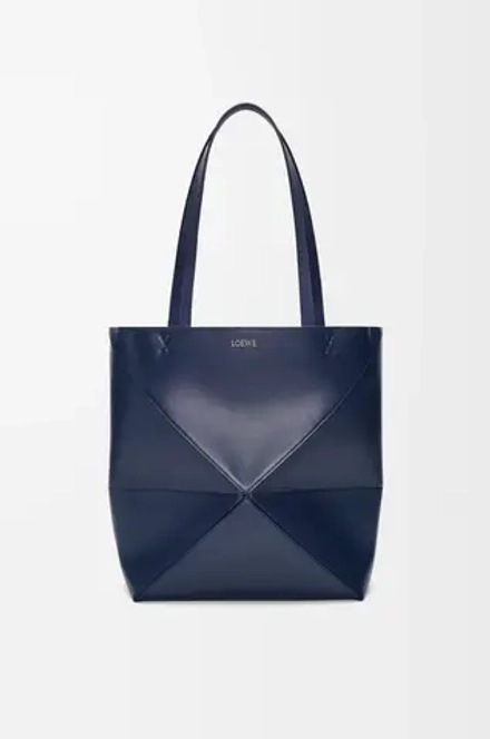 Loewe Средняя складная сумка-тоут Puzzle Fold из блестящей телячьей кожи, темно-синий