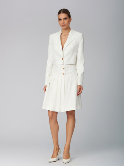Женский белый костюм двойка с юбкой и укороченным жакетом
