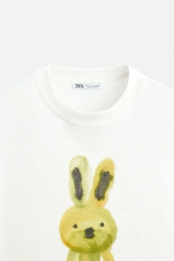 ZARA ФУТБОЛКА С КОНТРАСТНЫМ ПРИНТОМ, ЖЕЛТОВАТО-БЕЛЫЙ