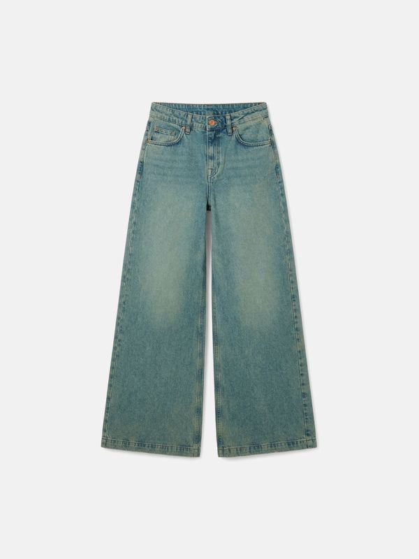 Джинсы широкие со смещенным боковым швом 