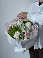 Букет из гортензии, хризантемы, маттиолы, диантусов и тюльпанов