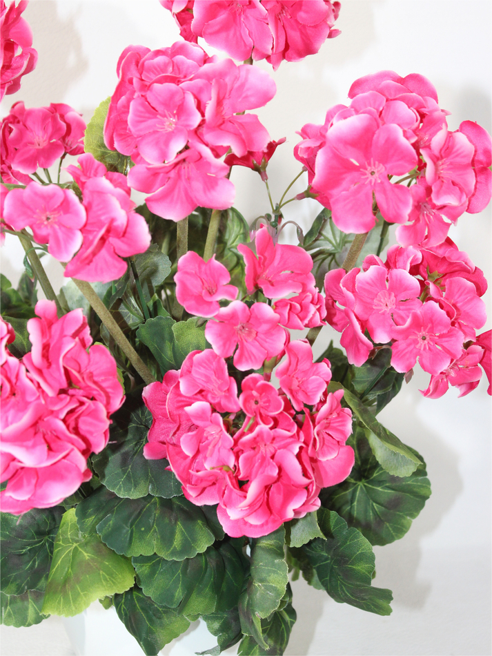 Искусственные цветы Герань малиновая густая 40см в белом кашпо