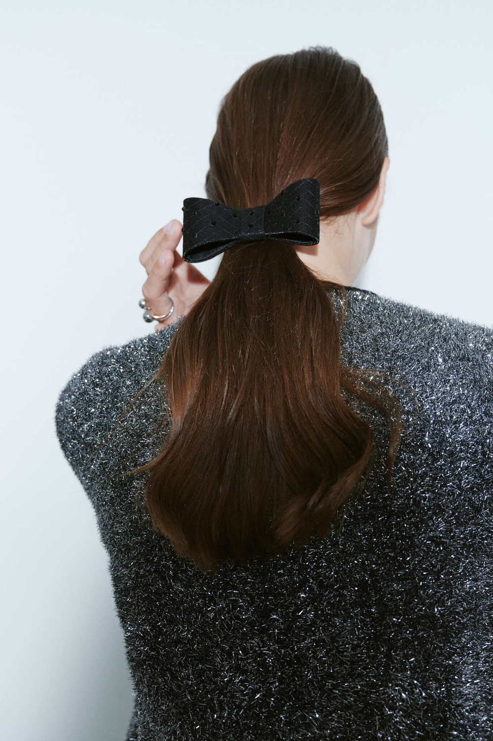 Бант с декором из камней