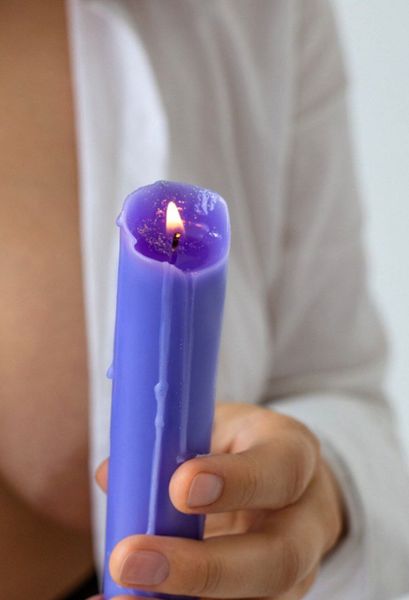 Педставьте: за окном дождь, а в комнате тепло и уютно. Пламя свечи отбрасывает танцующие тени, воздух наполнен густым, сладким ароматом… А вы держите в руках не просто свечу, а инструмент для незабываемой чувственной игры. Педставьте: за окном дождь, а в комнате тепло и уютно. Пламя свечи отбрасывает танцующие тени, воздух наполнен густым, сладким ароматом… А вы держите в руках не просто свечу, а инструмент для незабываемой чувственной игры.