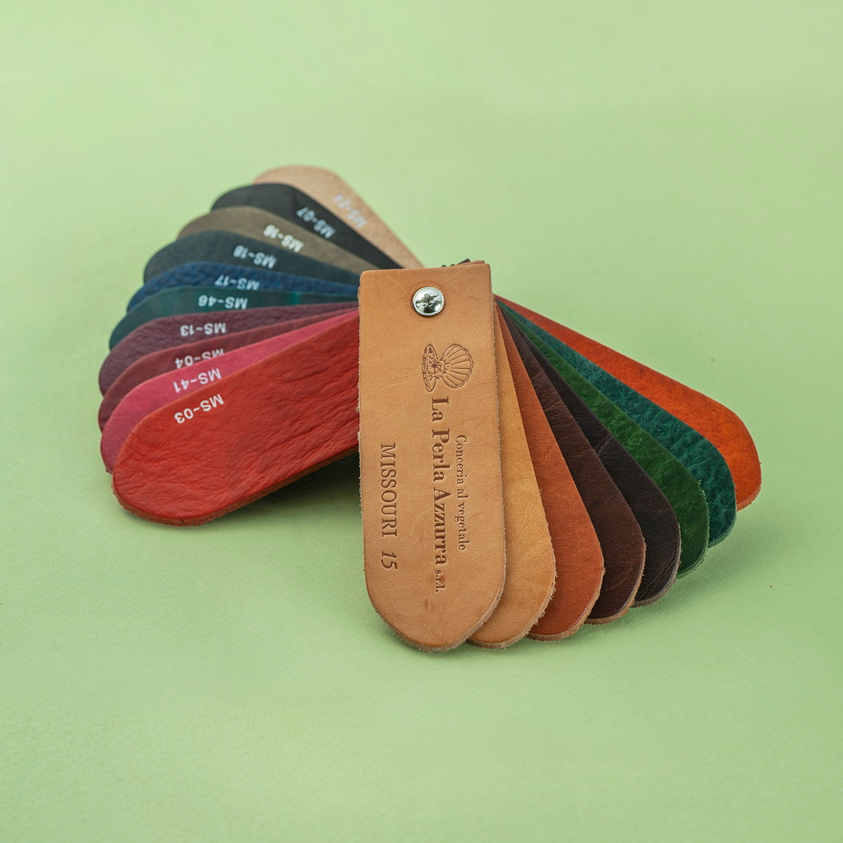 Натуральная кожа Missouri  от La Perla Azzurra: характеристики и видео‑обзор.