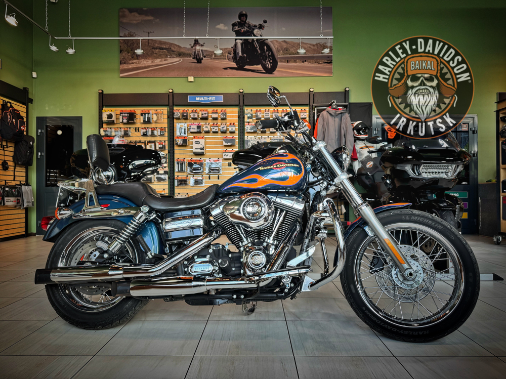 Mотоцикл Harley-Davidson® Dyna Super Glide Custom