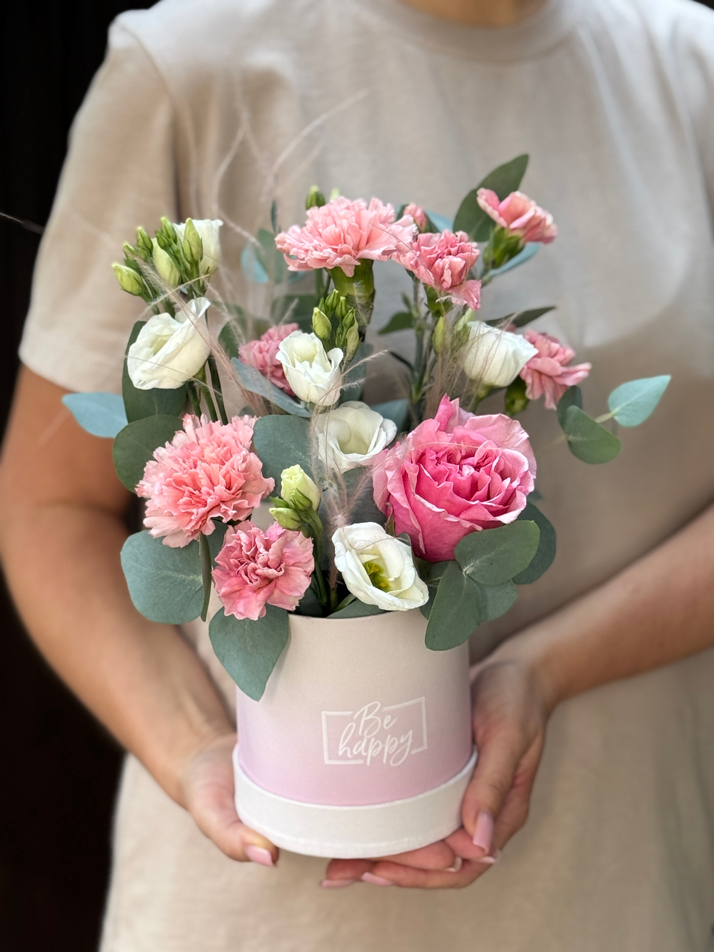 Утонченная композиция из сезонных цветов в розовой гамме от Флора Маркет