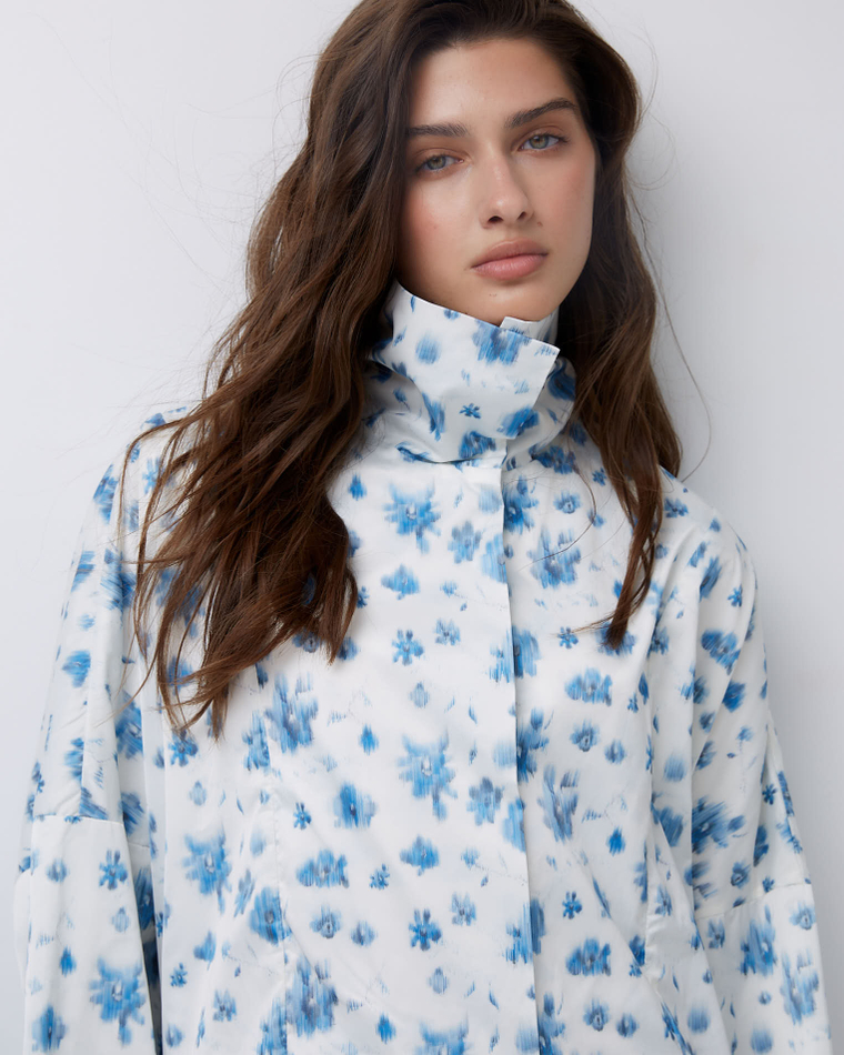 Ветровка объемного кроя непромокаемая цветы молочный/голубой