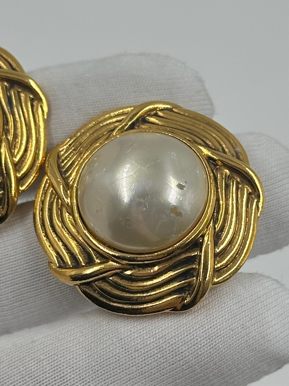 Клипсы с «жемчугом» Chanel