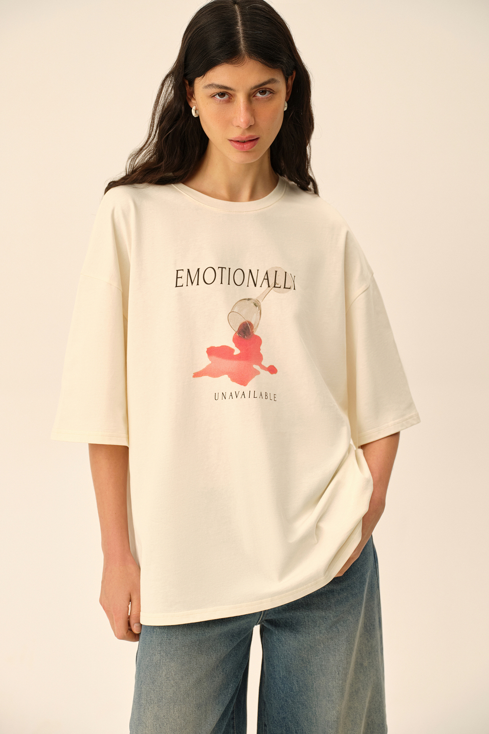 Футболка (EMOTIONALLY UNAVAILABLE), молочная