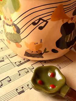 Кружка с крышкой и ложкой "Музыкальный лес"