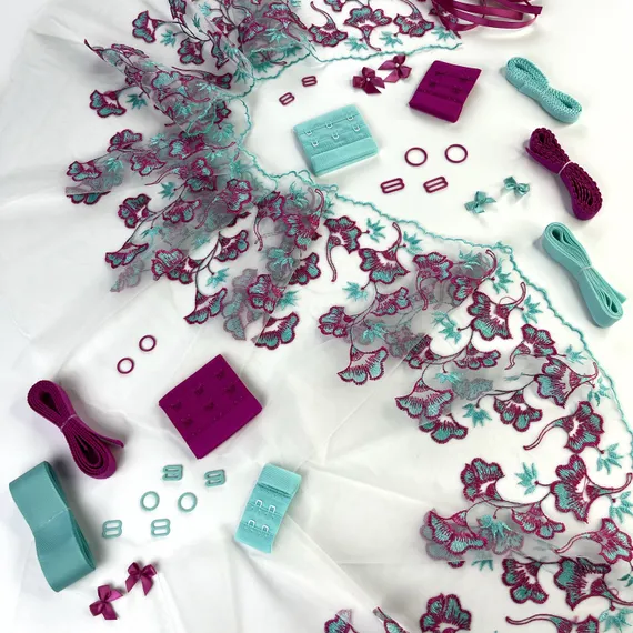 Вышивка на сетке ментол/фуксия 21 см (левая)