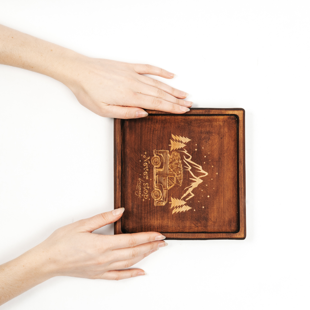 Деревянная менажница из кедра для подачи блюд и закусок с гравировкой "Never stop dreaming"