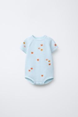 ZARA ТРИКОТАЖНЫЙ КОМБИНЕЗОН С ВЫШИВКОЙ «КРАБ» И «РЫБЫ», ГОЛУБОЙ