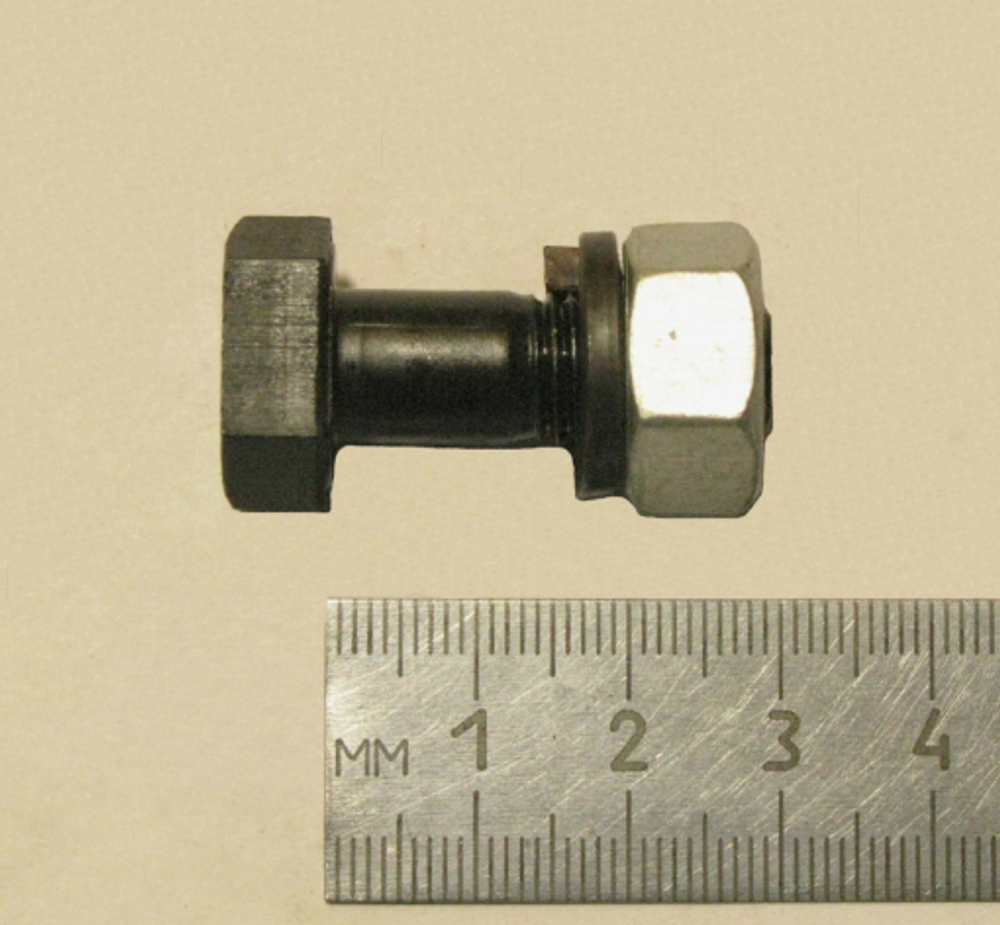 Болт10х 28 полуоси (правый) короткий в сборе  (ОАО «БелЗАН»)