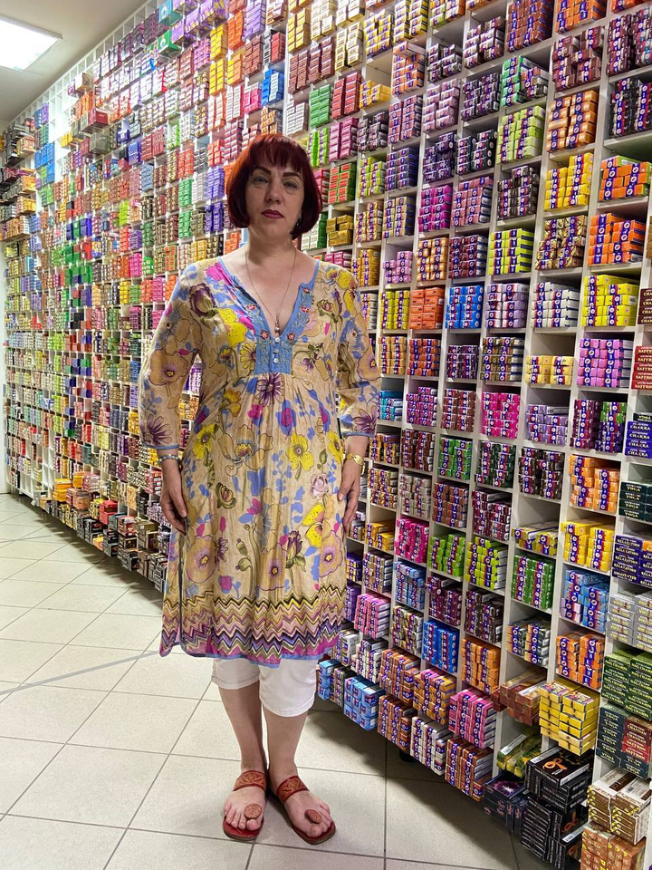 Блузка-туника "Нарциссы и тюльпаны" ворот с вышивкой на 3-х перламутровых пуговицах материал Хлопок 100% цвет бежевый размер 50 XL