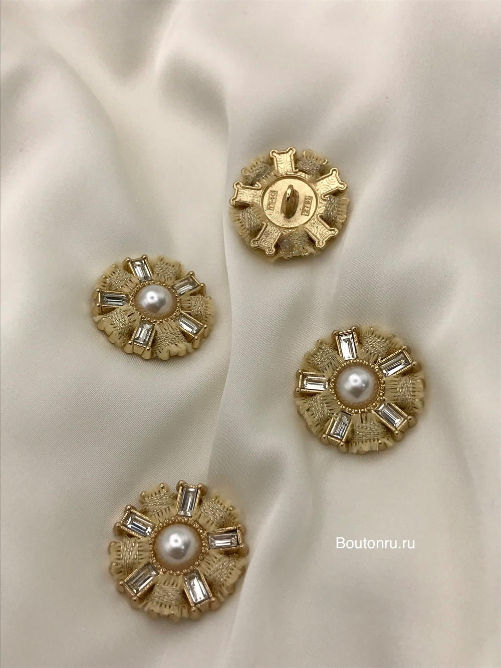Пуговицы золотые со стразами и жемчугом в форме цветка с твидовой желтой тесьмой