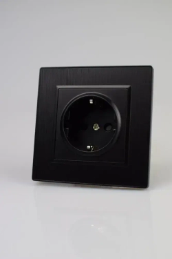 Розетка черная одинарная пластик