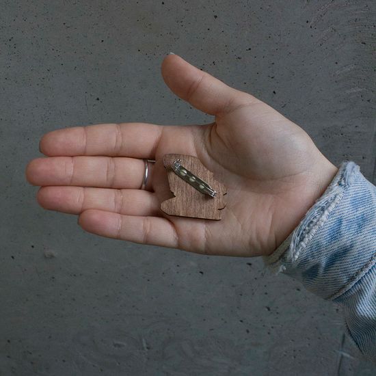 Значок деревянный (брошь)  Moai Doc. Fire Pin