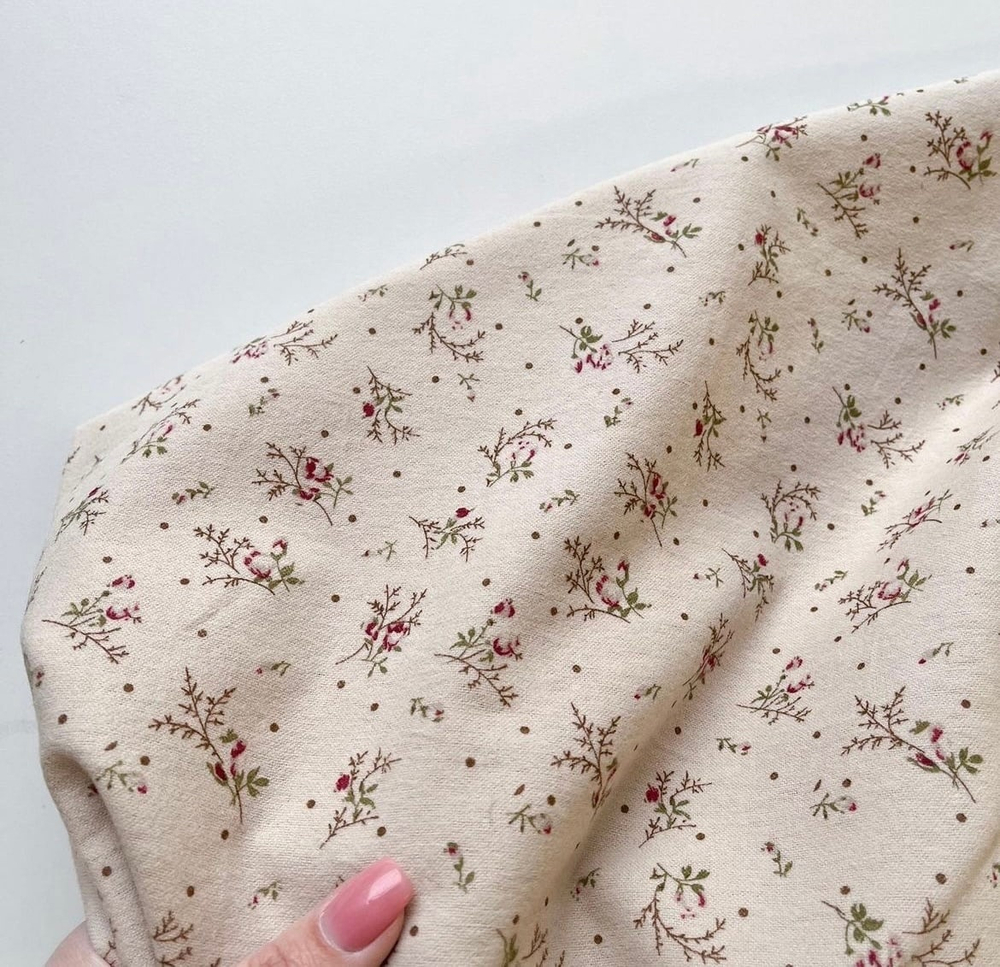 Фланель Розочки на бежевом фоне с горошком